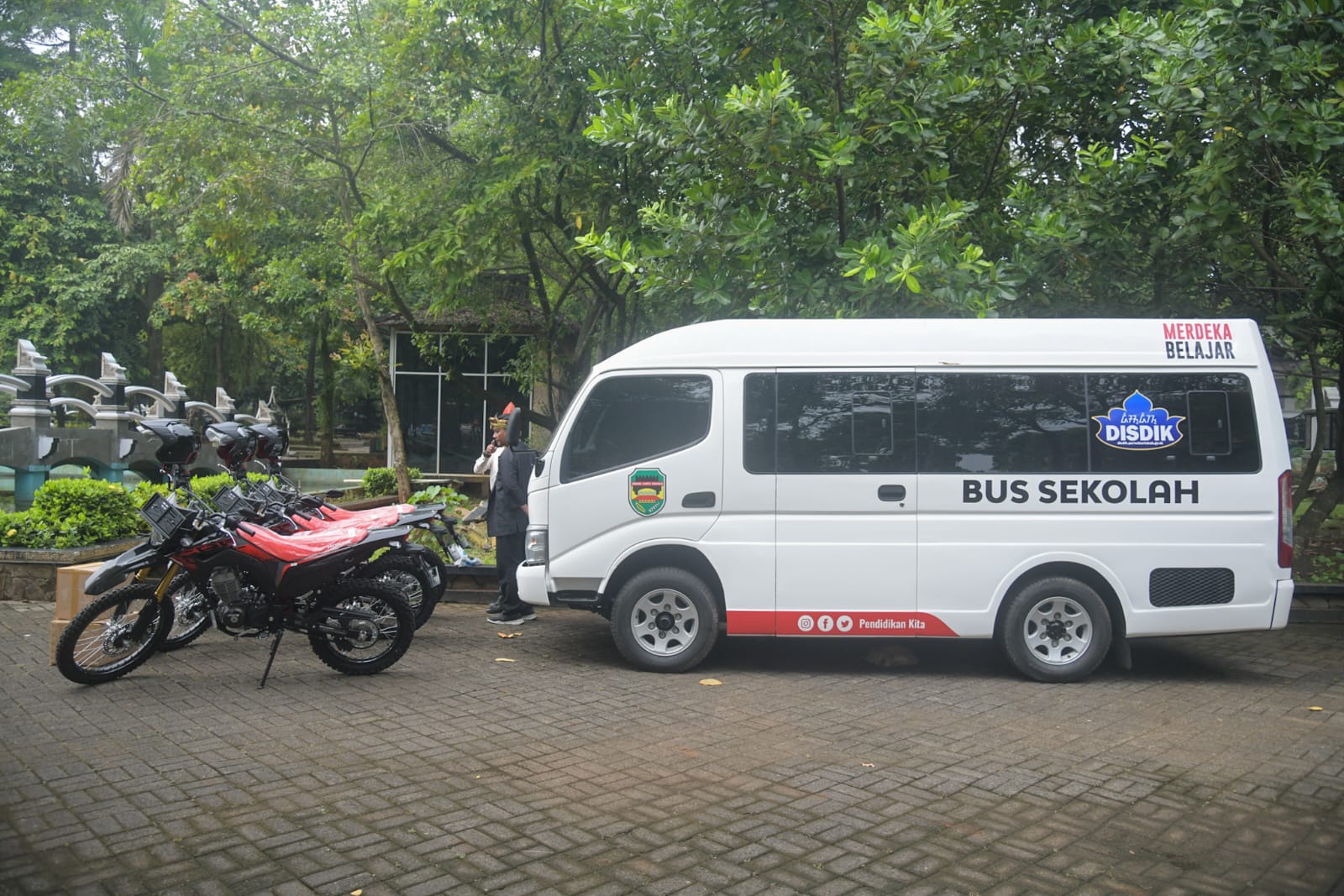 Hardiknas, Bupati Purwakarta Serahkan Bantuan Bus Sekolah dan Motor Operasional Kepsek