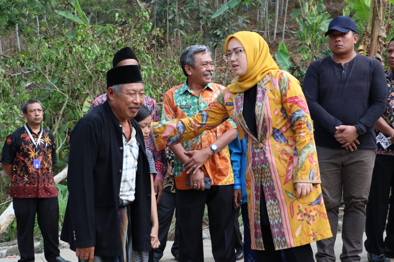 Datang Ke Cihandeleum, Bupati Anne Diminta Warga Tutup Pertambangan