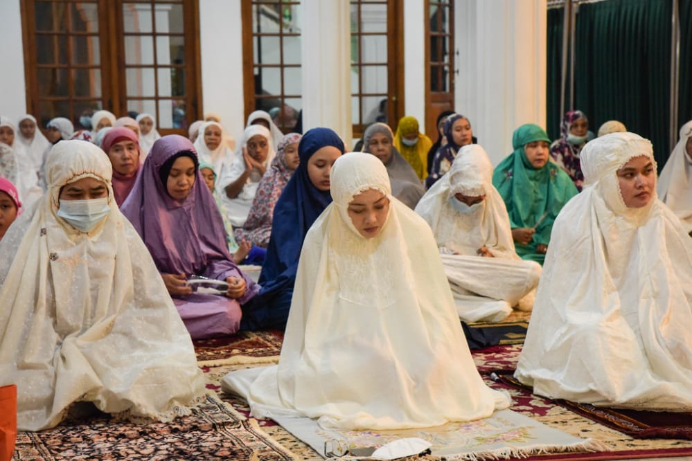 Forkopimda Purwakarta Salat Taraweh Terakhir di Masjid Agung Baing Yusuf