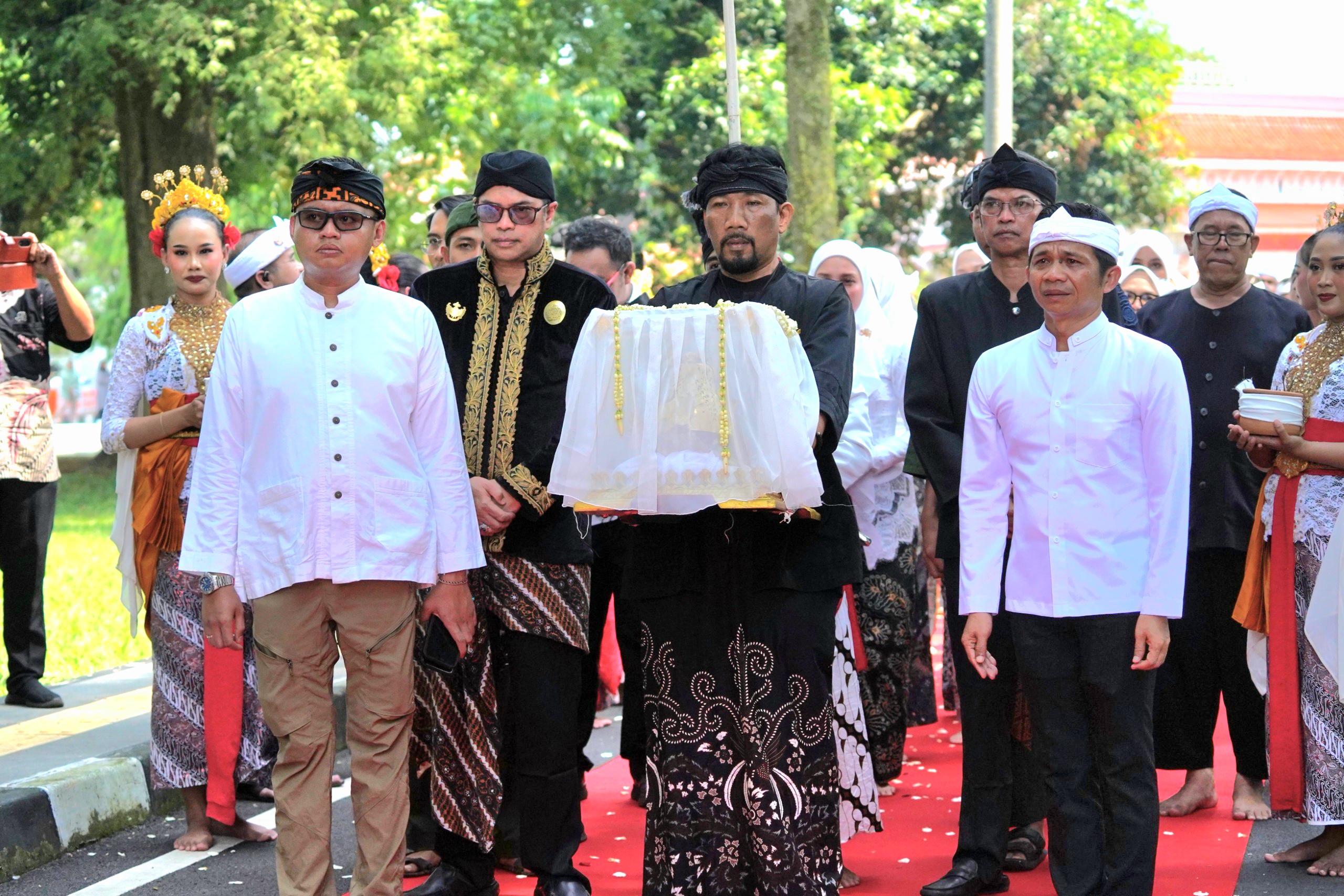 Om Zein Lepas Kirab Mahkota Binokasih Menuju Karawang