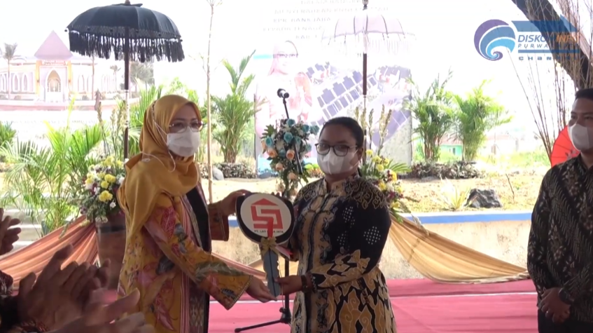 BUPATI PURWAKARTA HADIRI PENYERAHAN KUNCI PERTAMA PERUMAHAN BENTENG MUTIARA MAS KEPADA THL