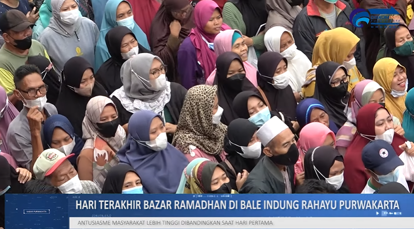 IBU-IBU MANFAATKAN HARI TERAKHIR BAZAR RAMADHAN, BORONG BAHAN POKOK