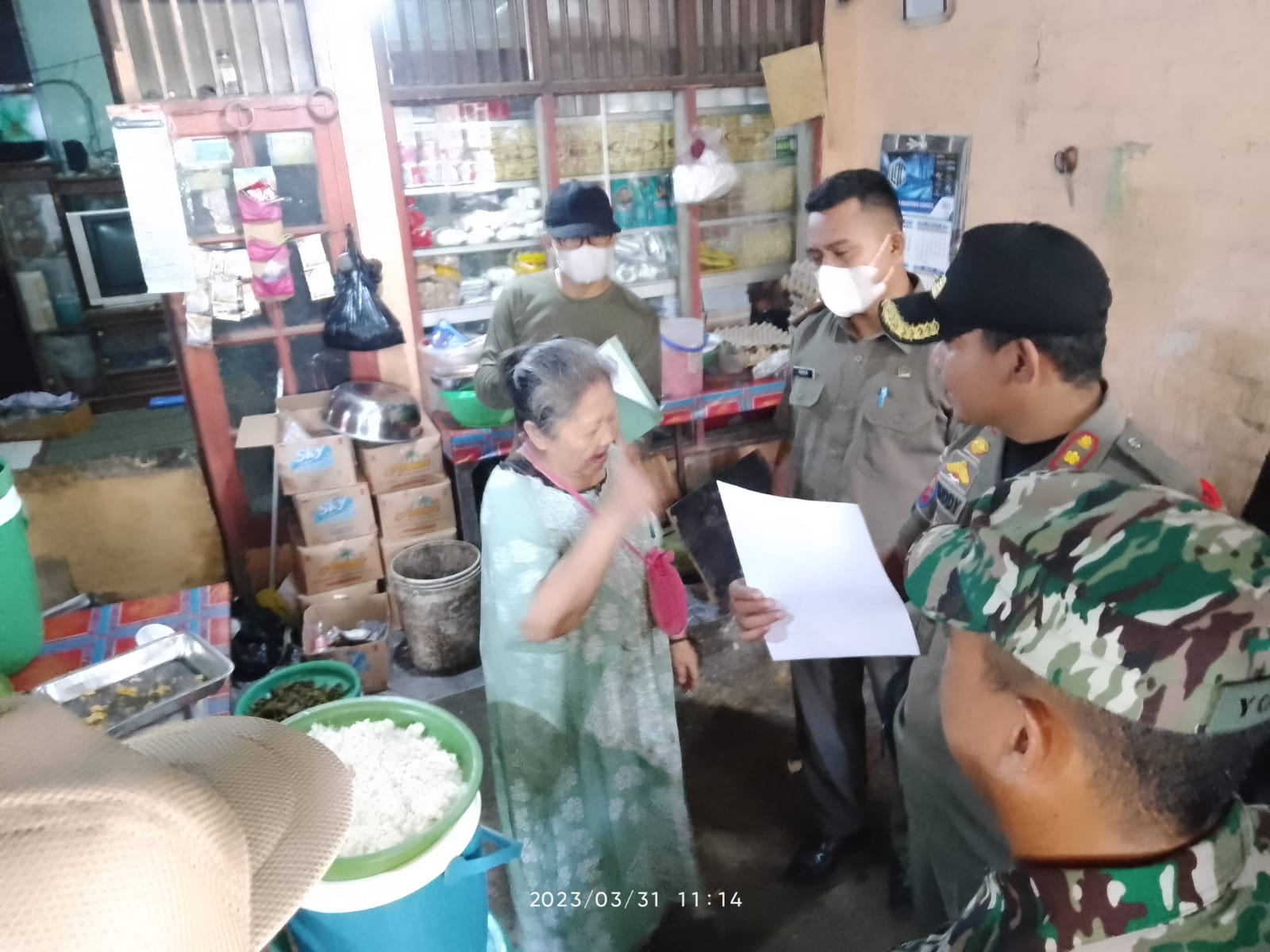 Satpol PP Gencarkan Sosialisasi Take Away Rumah Makan Buka Siang Hari   