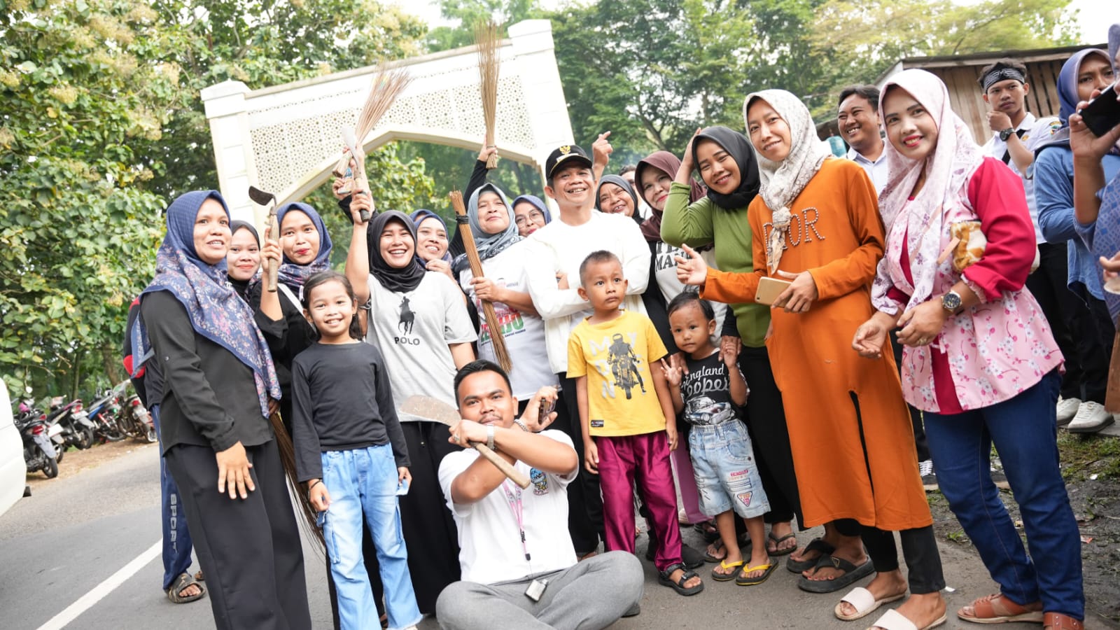 Halal Bihalal, Om Zein Ajak Pejabat dan Masyarakat Purwakarta Ngosrek Jalur Perbatasan