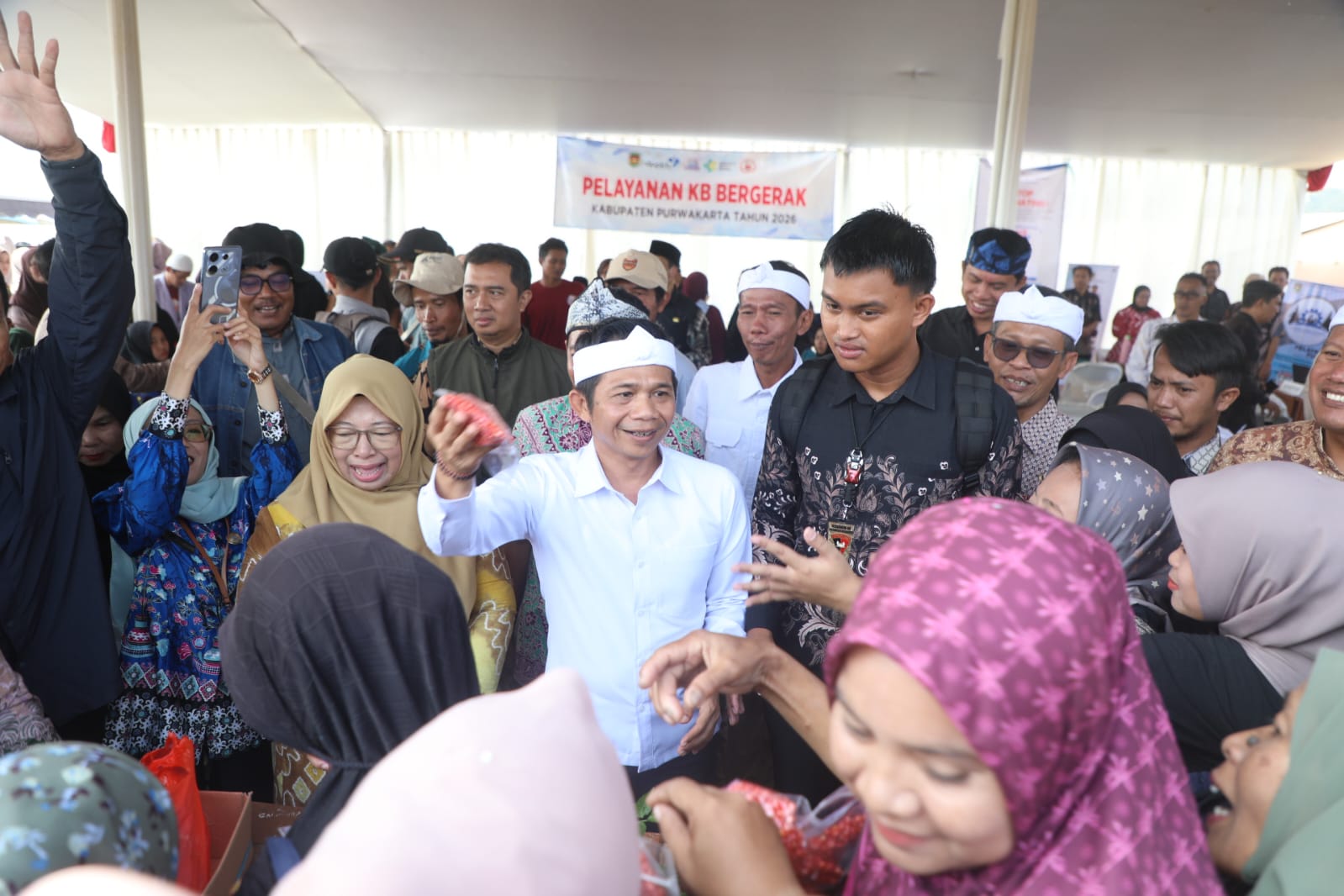 Bupati Purwakarta Monitoring Pelayanan Publik di Desa Sukasari, Warga Antusias Manfaatkan Beragam Layanan