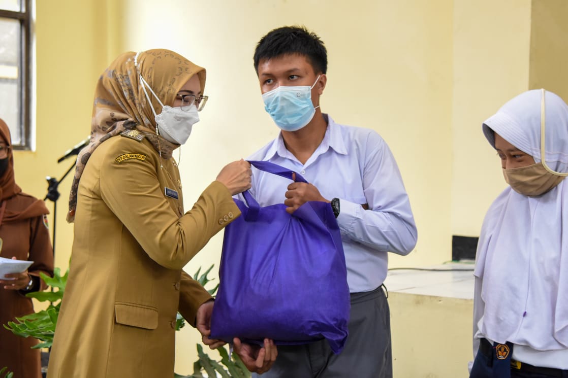 Pemkab Purwakarta Distribusikan Bantuan Sembako untuk Penyandang Disabilitas