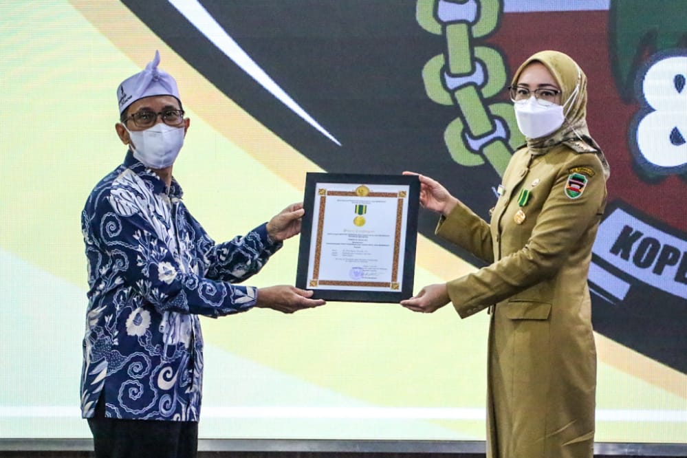 Bupati Purwakarta Raih Penghargaan Jasa Bakti Koperasi