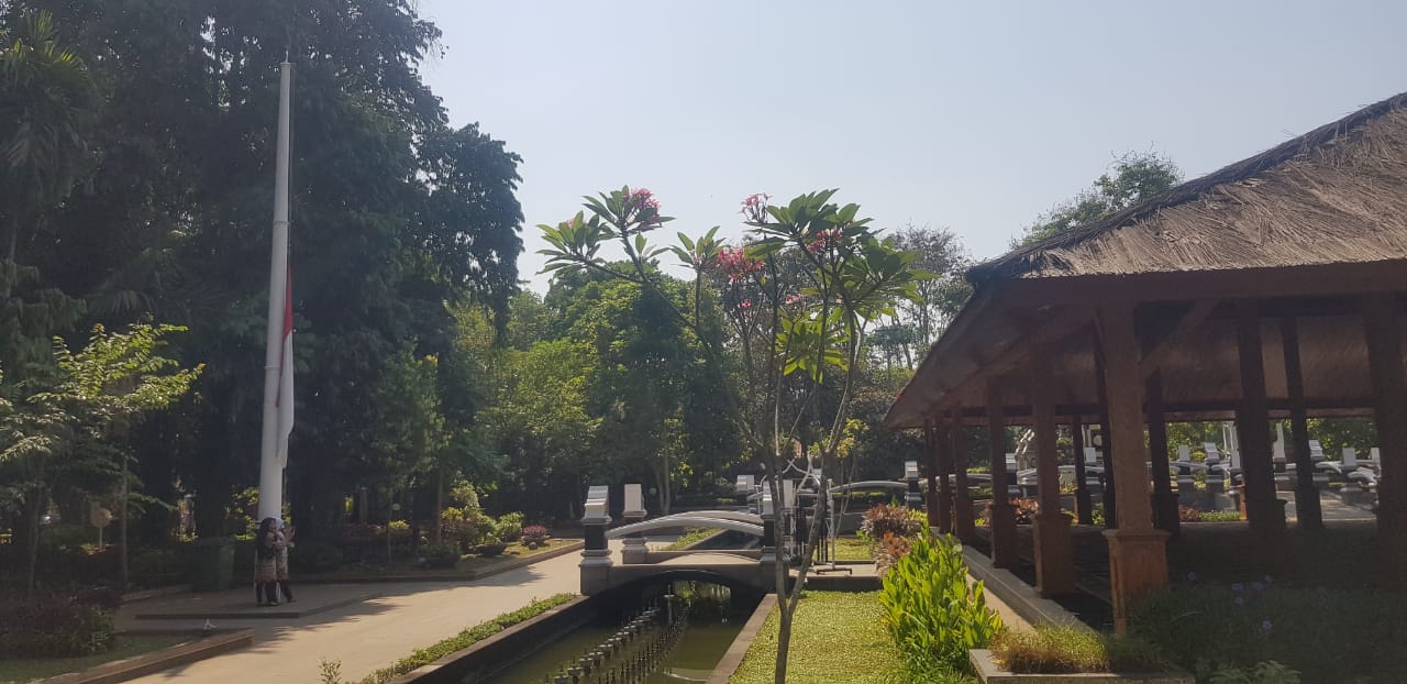 Bupati Anne, Instruksikan Pasang Bedera Setengah Tiang