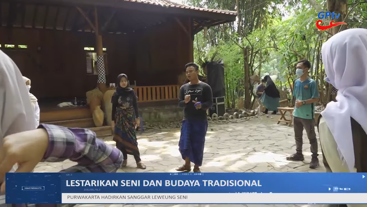 BERKUNJUNG KE LEUWEUNG SENI YANG MENJADI PUSAT PARA SENIMAN DI PURWAKARTA