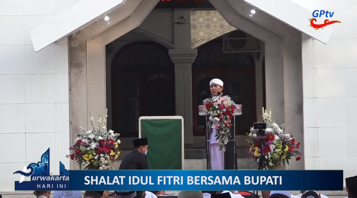 AMBU ANNE RATNA MUSTIKA LAKSANAKAN SHALAT IED BERSAMA MASYARAKAT PURWAKARTA