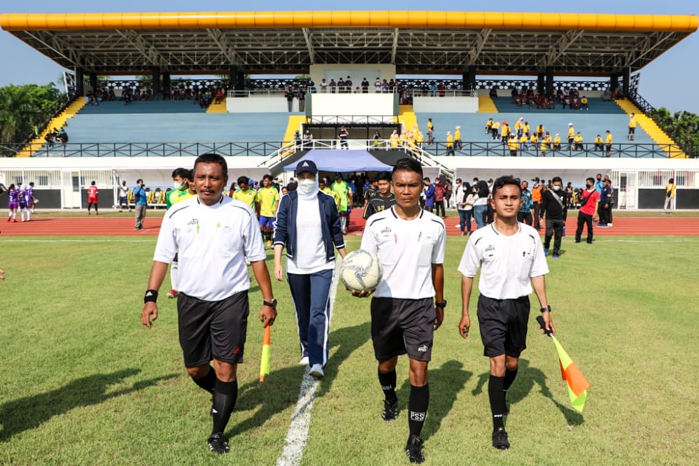 Uji Coba Stadion Purnawarman, Ambu Anne Tendang Bola Tanda Pertandingan Dimulai