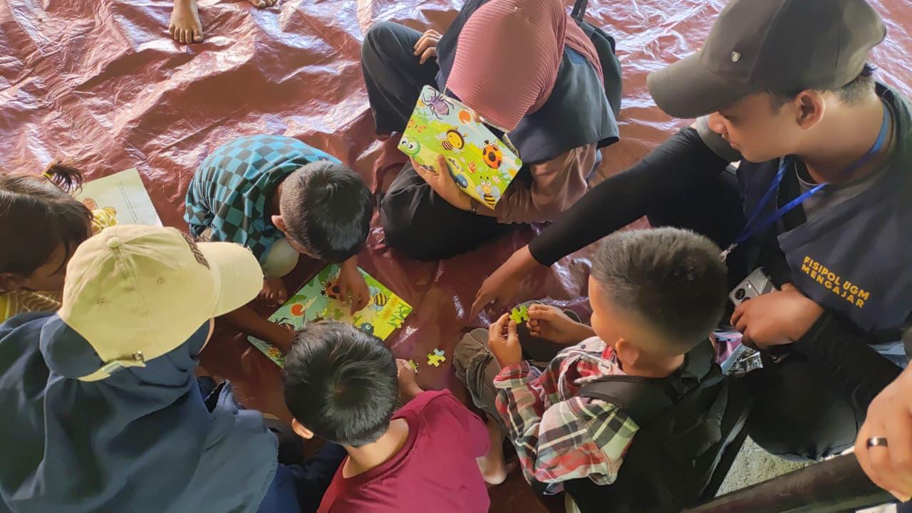 Relawan Sukma Bangsa dan Fisipol UGM Mengajar di Pengungsian Aceh