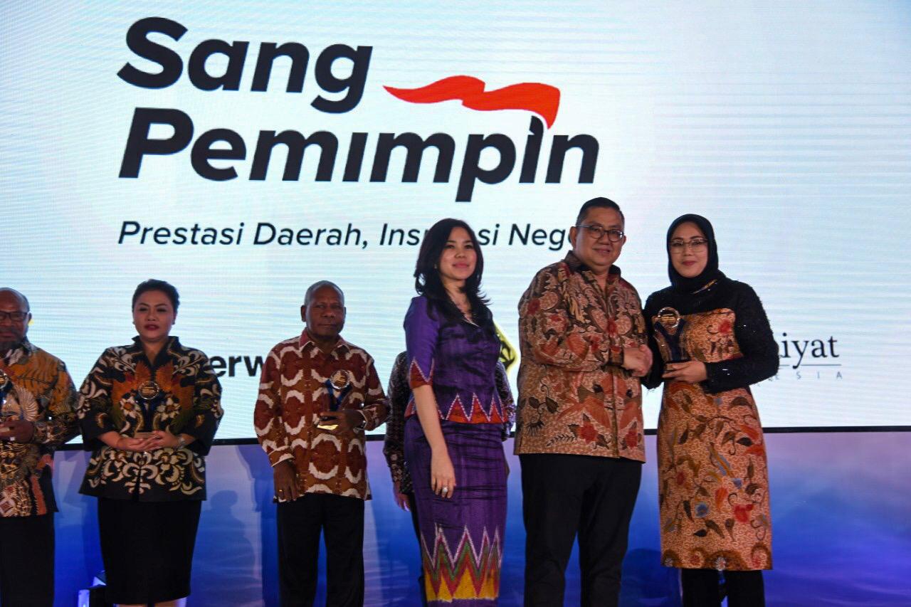 Bupati Anne Terima Penghargaan Bupati Berprestasi di Acara Sang Pemimpin