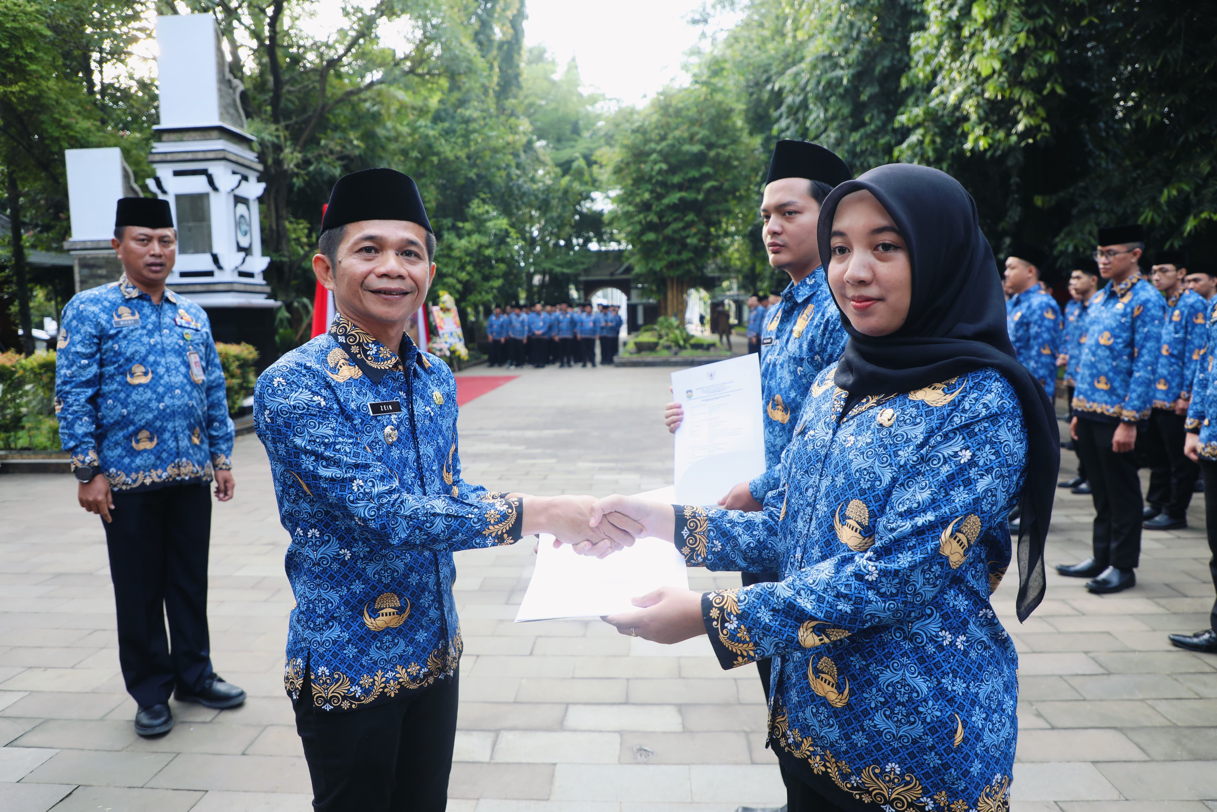 Om Zein Serahkan SK CPNS Formasi 2024: Tantangan Pengabdian sebagai Abdi Negara