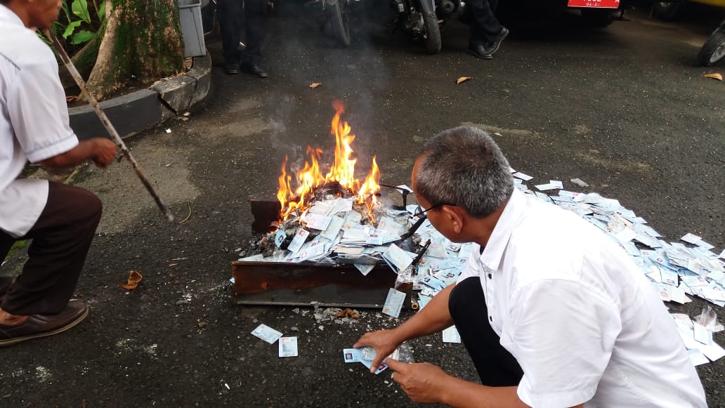 Disduk Purwakarta Musnahkan Ribuan Arsip KTP-el Yang Rusak