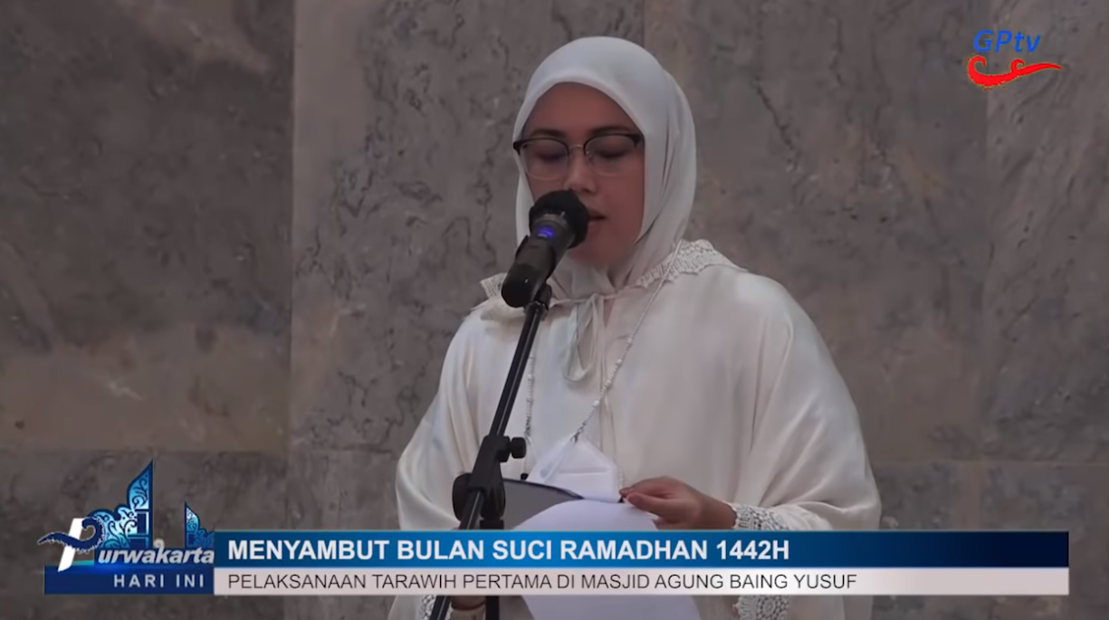SAMBUT RAMADAN AMBU ANNE LAKSANAKAN SHALAT TARAWIH PERTAMA DI MASJID AGUNG BAING YUSUF