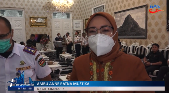 AMBU ANNE RATNA MUSTIKA TANGANI KEMACETAN AKIBAT PERBAIKAN JALAN DI PURWAKARTA