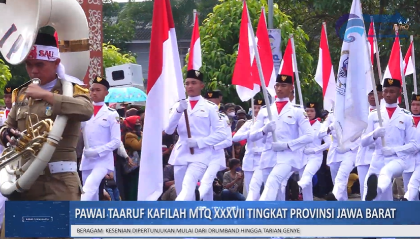 ROMBONGAN PAWAI MTQ KABUPATEN PURWAKARTA DI SUMEDANG JADI PUSAT PERHATIAN WISATAWAN
