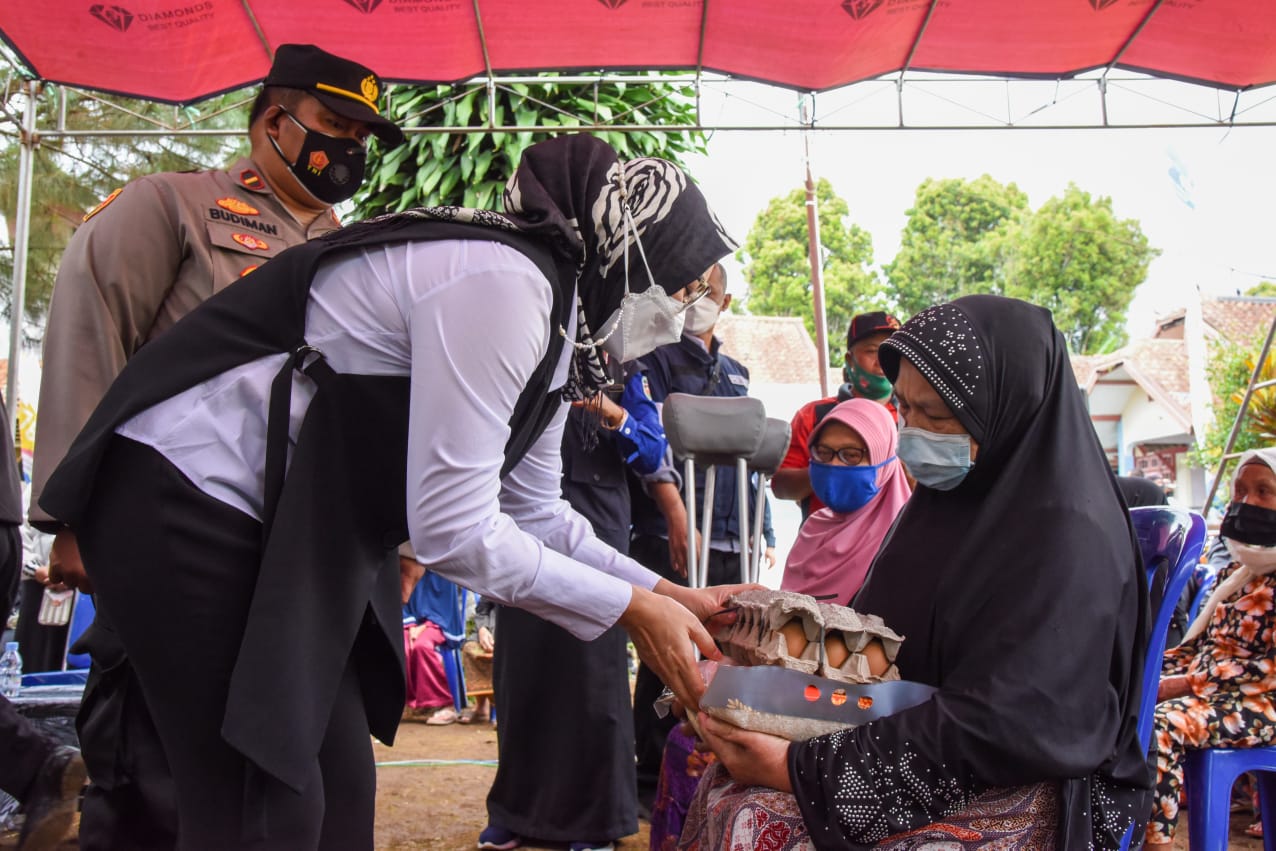 Saba Desa, Bupati Purwakarta Salurkan Bantuan Beras dan Pantau Vaksinasi