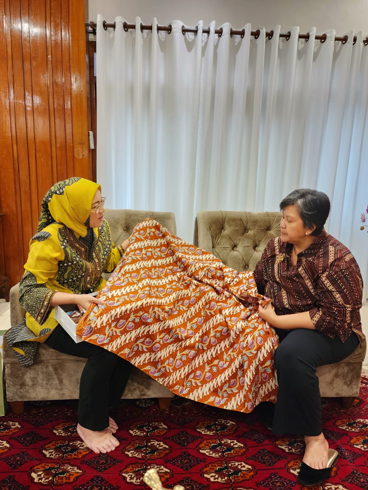 Ambu Anne Kunjungi kediaman Wakil Ketua MPR bahas pendidikan dan batik indonesia.   