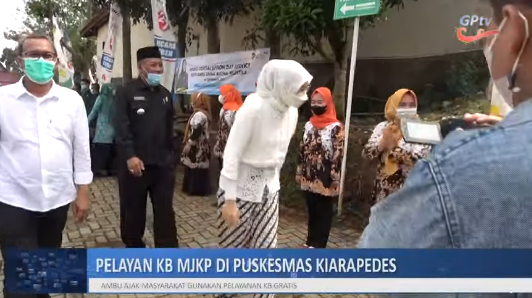 SAPA MASYARAKAT KIARAPEDES, AMBU ANNE RATNA MUSTIKA AJAK WARGA SUKSESKAN PROGRAM KB