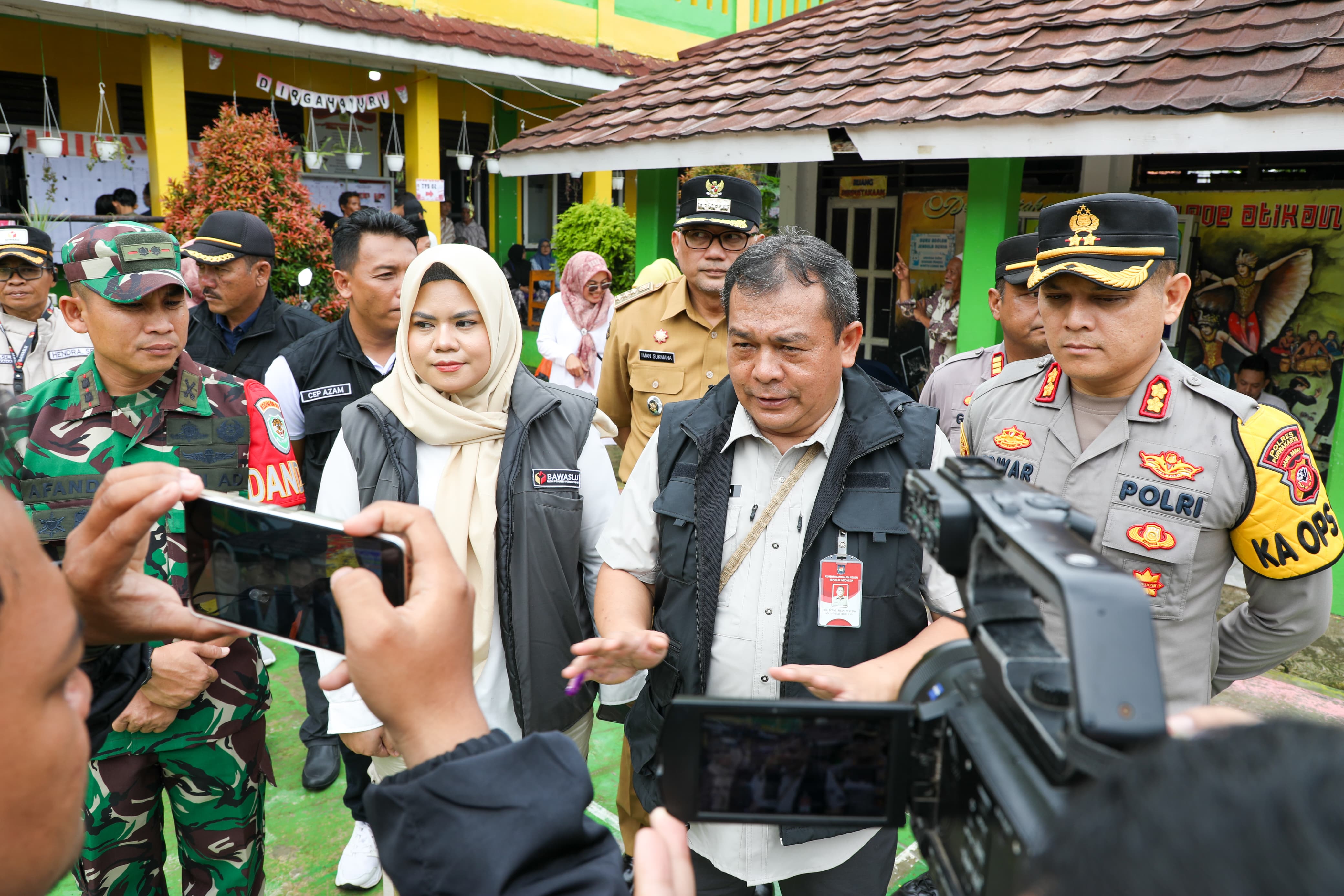 Pastikan Pemungutan Suara Lancar, Penjabat Bupati Purwakarta Monitoring TPS
