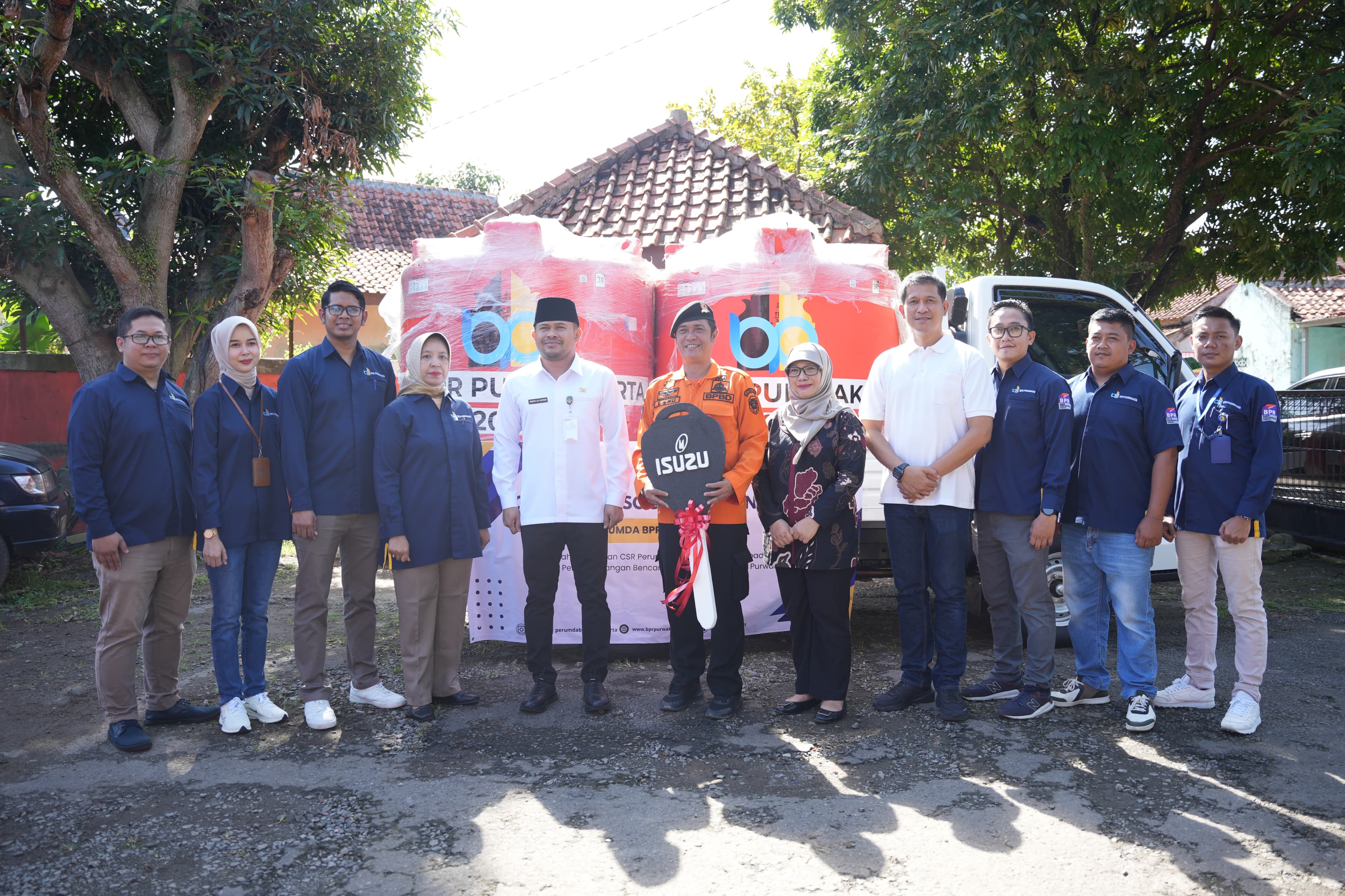 Wakil Bupati Abang Ijo Hapidin Salurkan CSR BPR Purwakarta