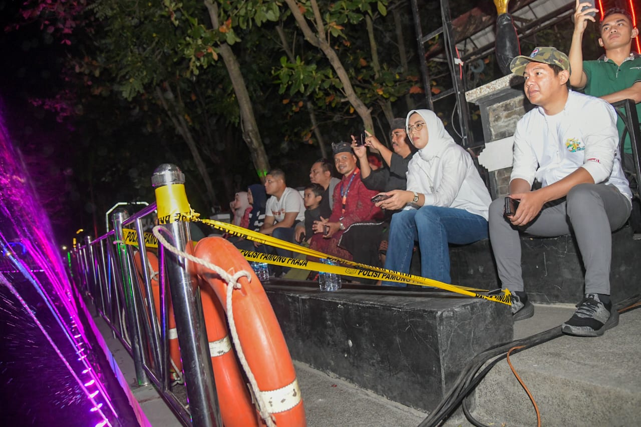 Rayakan Hari Kemenangan Indonesia, Purwakarta Gelar Air Mancur Menari, Ribuan Pengunjung Terpukau   