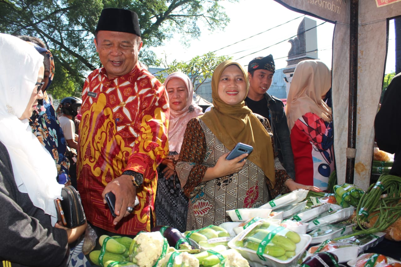 Serbuan Emak - emak di Bazar Murah Pemkab Purwakarta