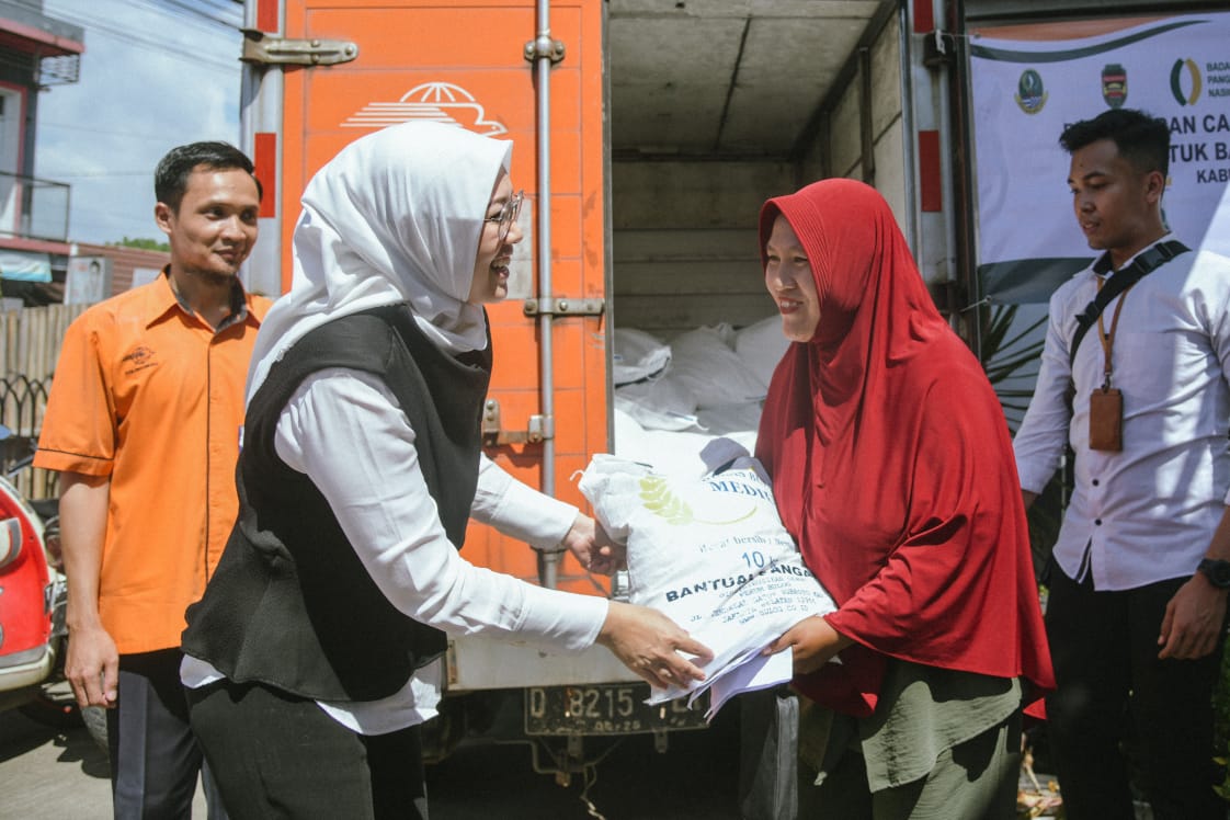 Bantu Hadapi Lebaran, Bupati Purwakarta Salurkan Bantuan Pangan Pemerintah Ke Puluhan Ribu Keluarga