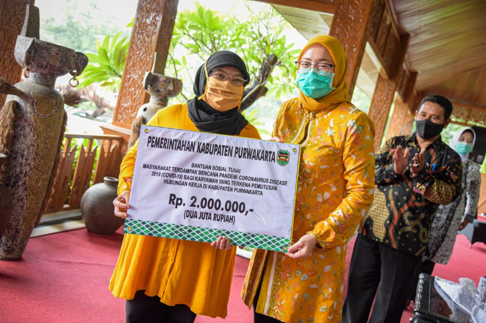 Pemkab Purwakarta Salurkan BST untuk Karyawan Korban PHK
