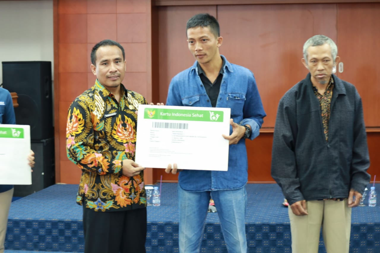 Disdik Serahkan Kartu BPJS Kepada Guru Honorer dan Penjaga Sekolah