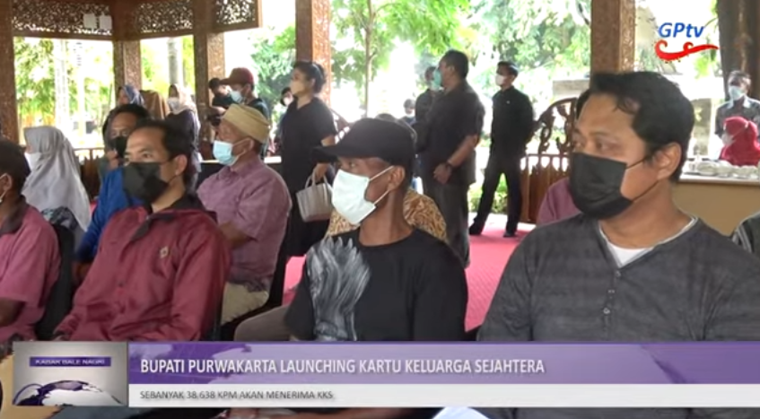 AMBU ANNE RATNA MUSTIKA SALURKAN KARTU KELUARGA SEJAHTERA UNTUK 38.638 KPM DI PURWAKARTA