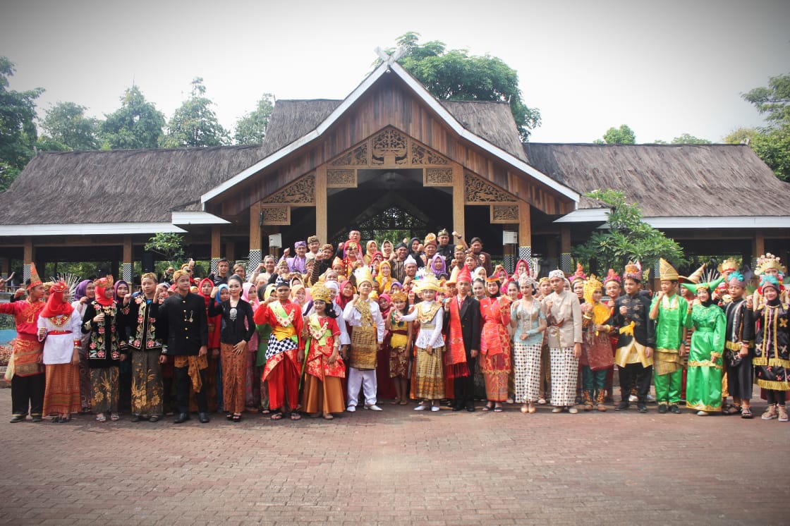 Pakaian Adat Daerah Warnai  Peringatan Hari Sumpah Pemuda ke 90 di Purwakarta