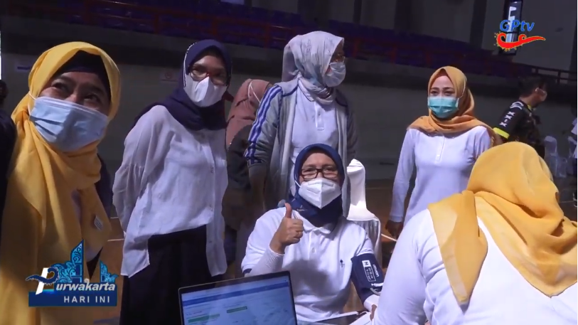 BERSEPEDA, AMBU ANNE TINJAU PROSES VAKSINASI BAGI ASN PURWAKARTA