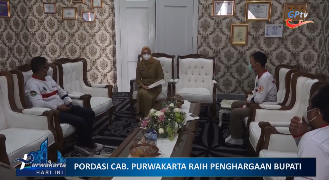 BERPRESTASI DI TINGKAT NASIONAL, AMBU ANNE BERIKAN PENGHARGAAN PORDASI PURWAKARTA