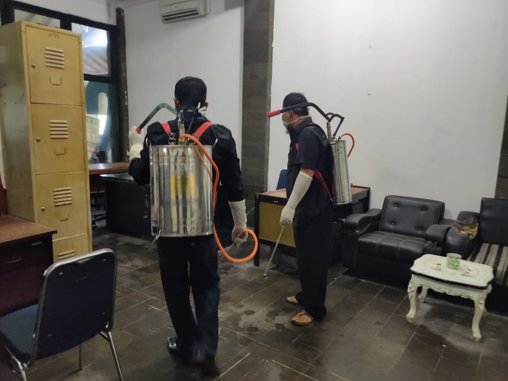 Tindaklanjut Instruksi Bupati, Diskominfo Lakukan Penyemprotan Disinfektan