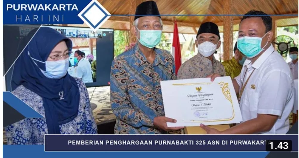 Pemberian Penghargaan Purnabakti 325 ASN Di Purwakarta