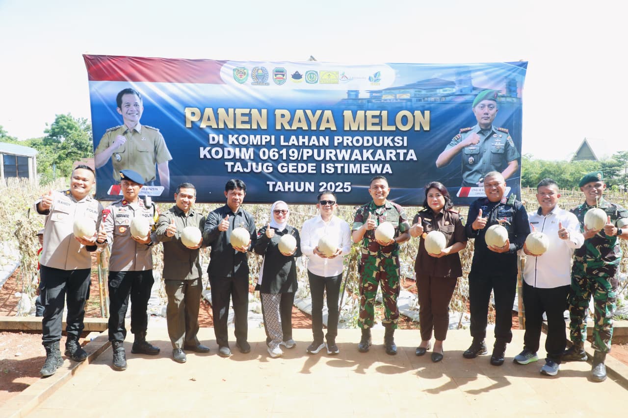 Coffee Morning dan Panen Raya Melon di Lahan Kompi Produksi Kodim Purwakarta