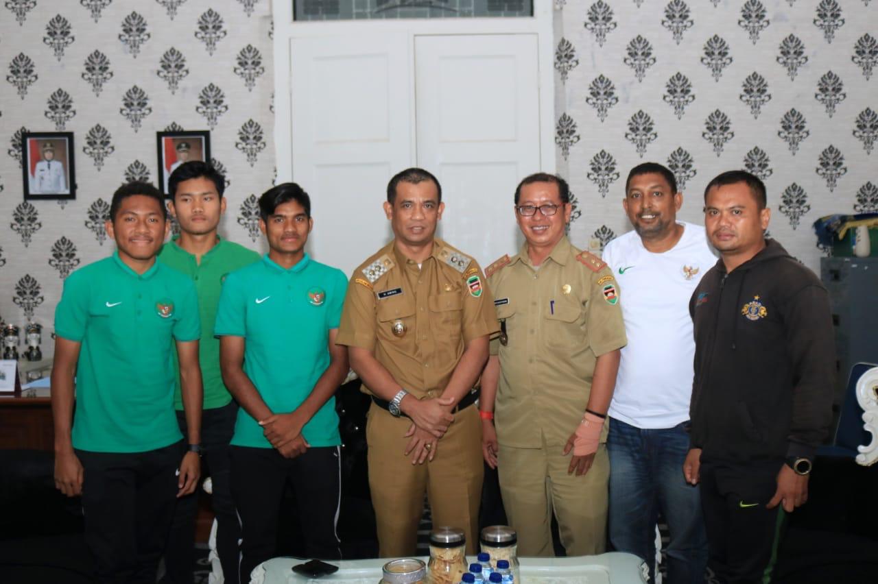 Wabup Aming Lepas Tiga Pemain Assad yang Berlatih Di Inggris