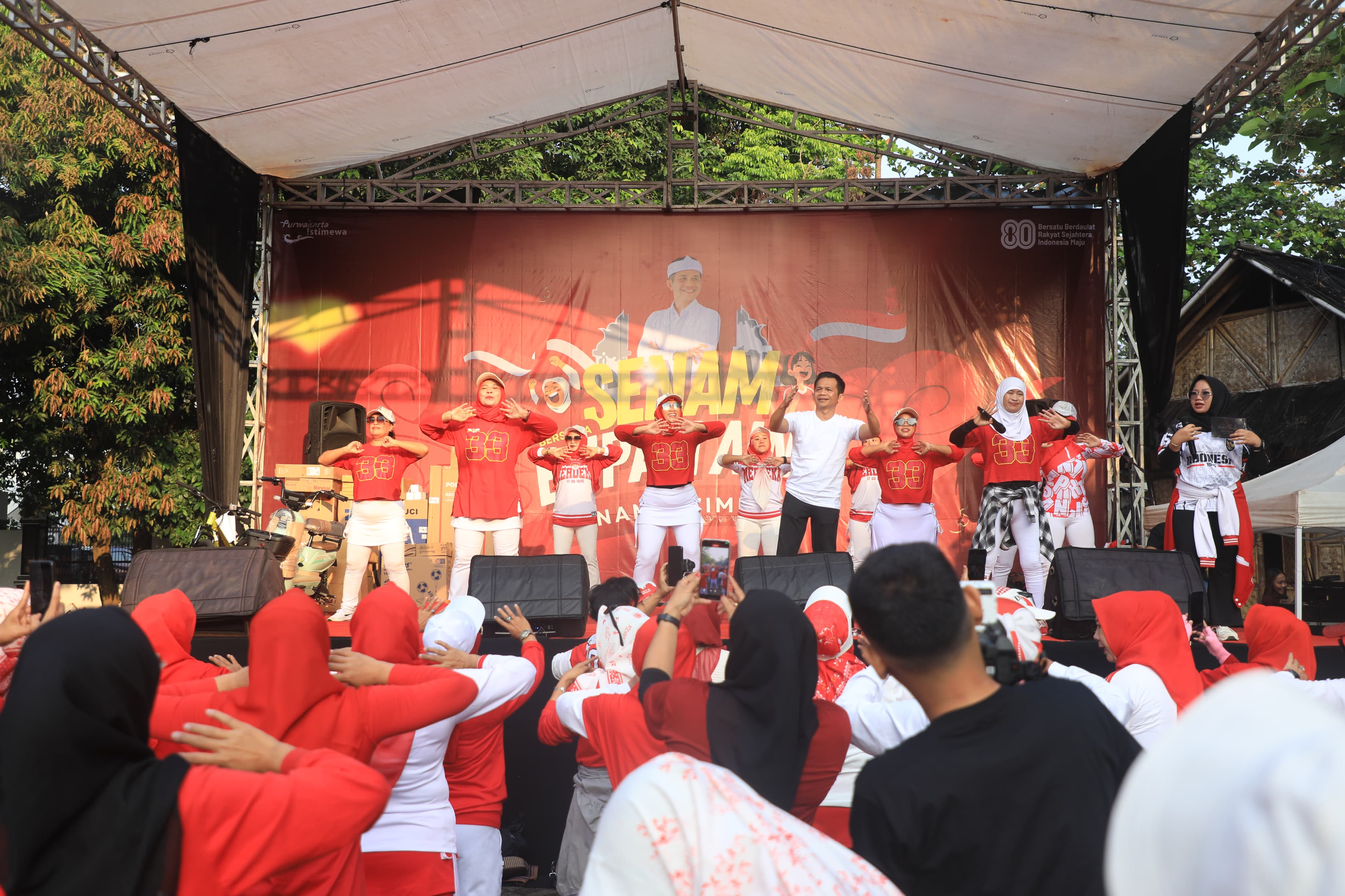 Alun-alun Purwakarta Bergoyang: Ribuan Emak-emak Senam Bersama Bupati Aing