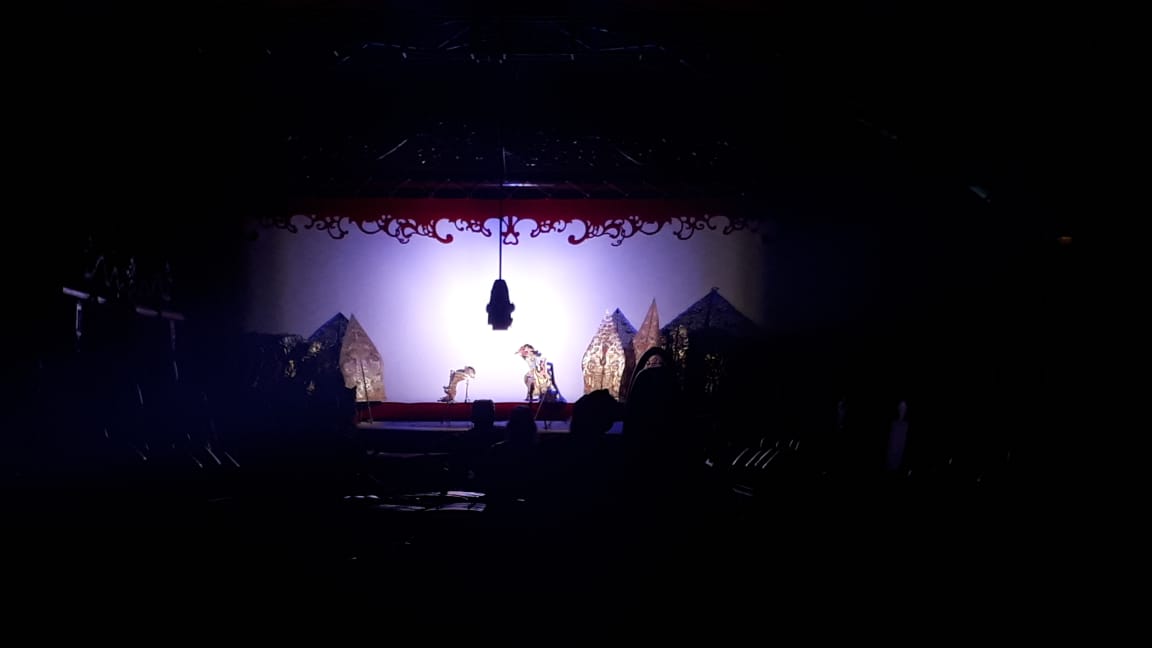 Pagelaran Wayang Kulit Dalang Bule Meriahkan Hari Jadi Purwakarta