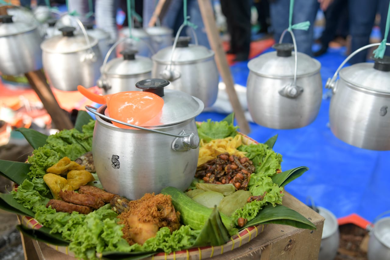 Enam Ribu Kastrol Liwet untuk Mapag Lengkah Anyar   