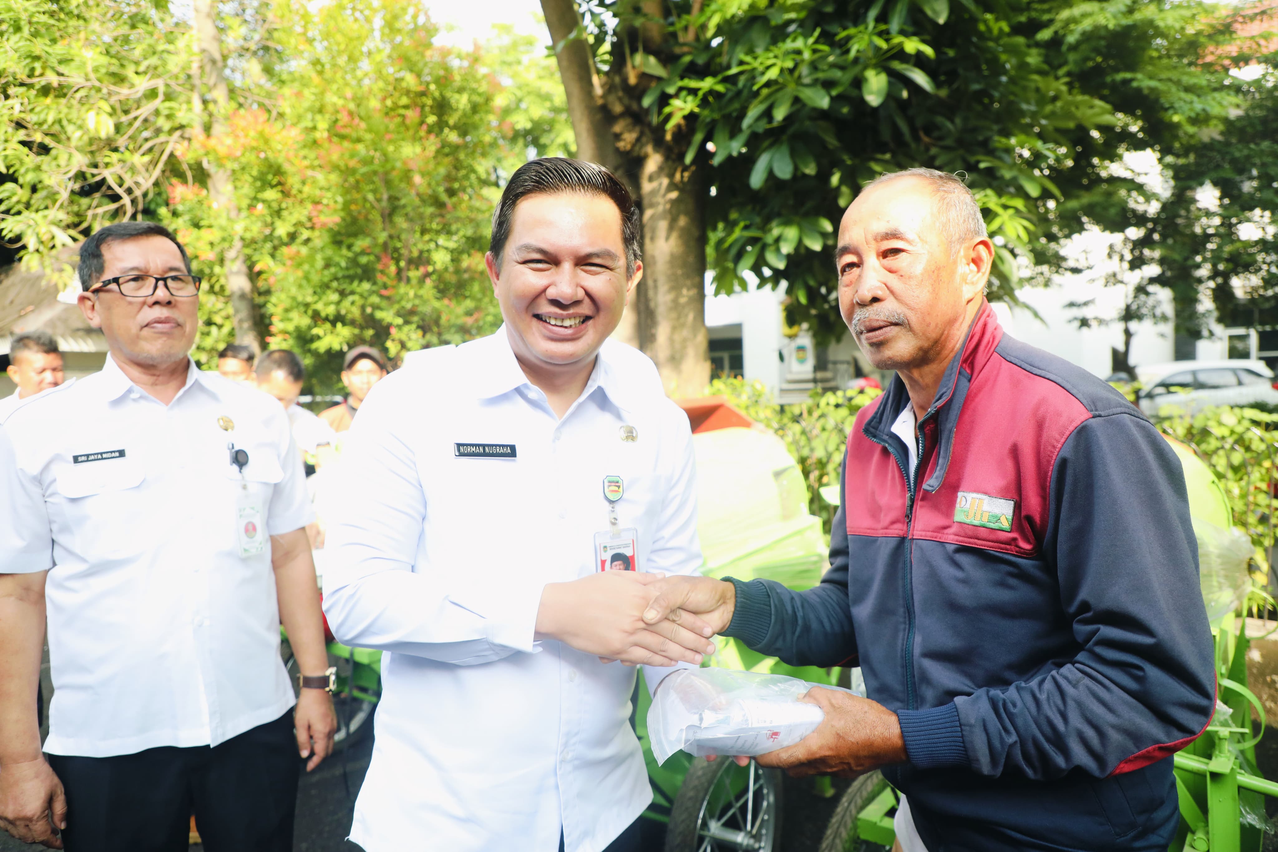 Pemkab Purwakarta Serahkan 15 Unit Power Teaser untuk Tingkatkan Produksi Padi