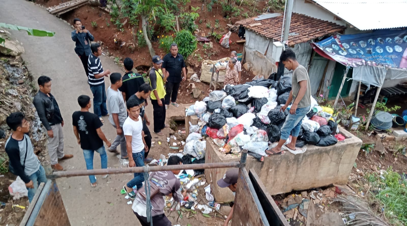 Warga perkotaan diminta agar buang sampah ke TPS sesuai waktu.