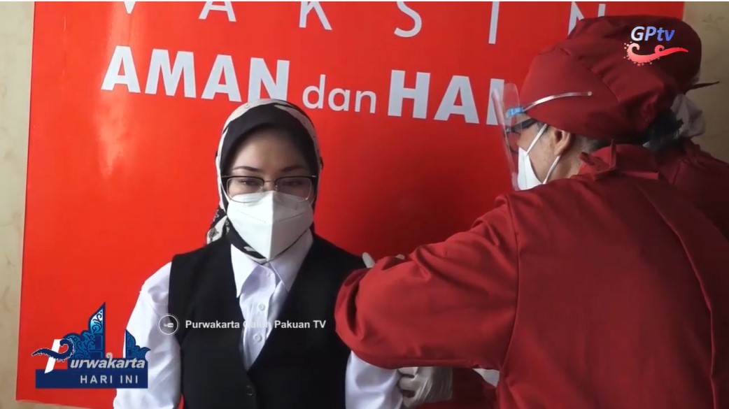 Ambu Anne Disuntik Vaksin Covid 19 Tahap Pertama