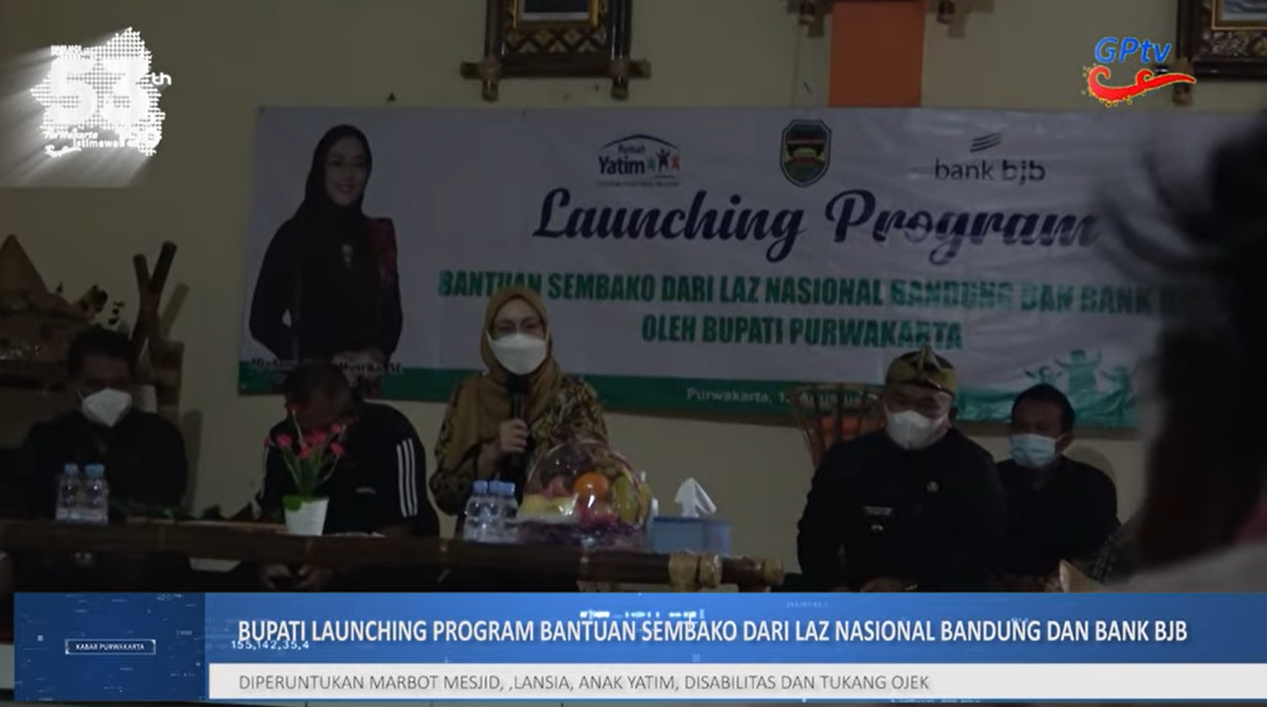 AMBU ANNE SERAHKAN BANTUAN 1000 PAKET SEMBAKO UNTUK 5 KECAMATAN DI PURWAKARTA