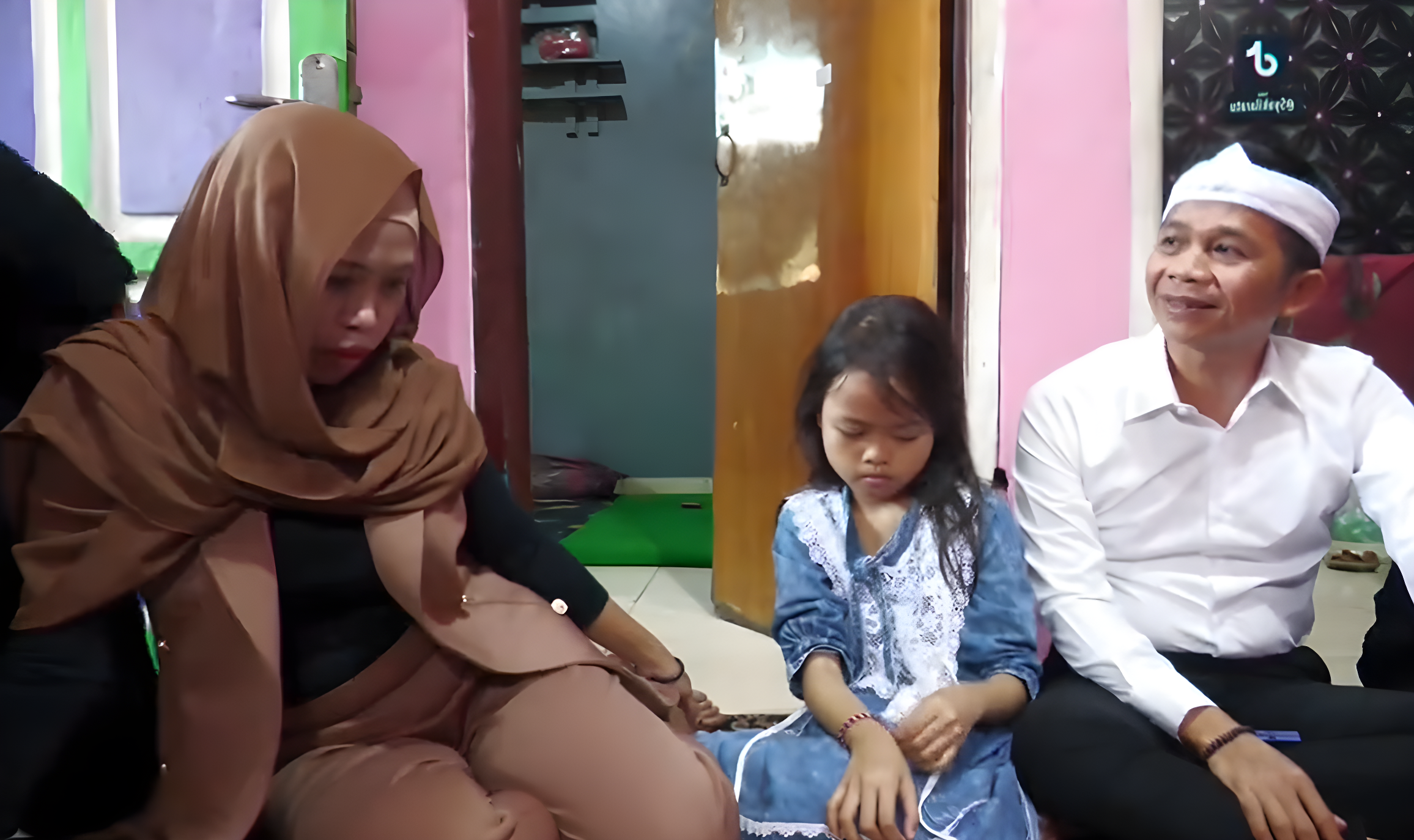 Om Zein Takziyah ke Rumah Duka Security PJT II, Terima Curhatan Kades Kembang Kuning