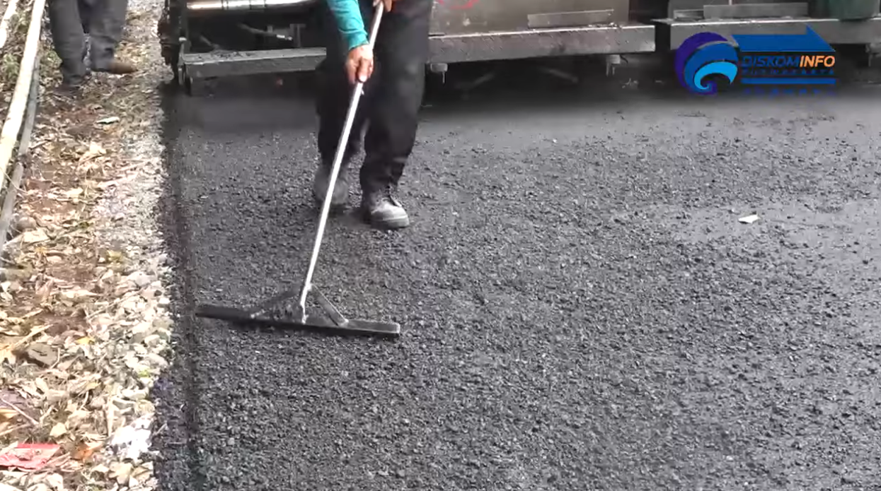 PERBAIKAN JALAN DI WILAYAH PURWAKARTA