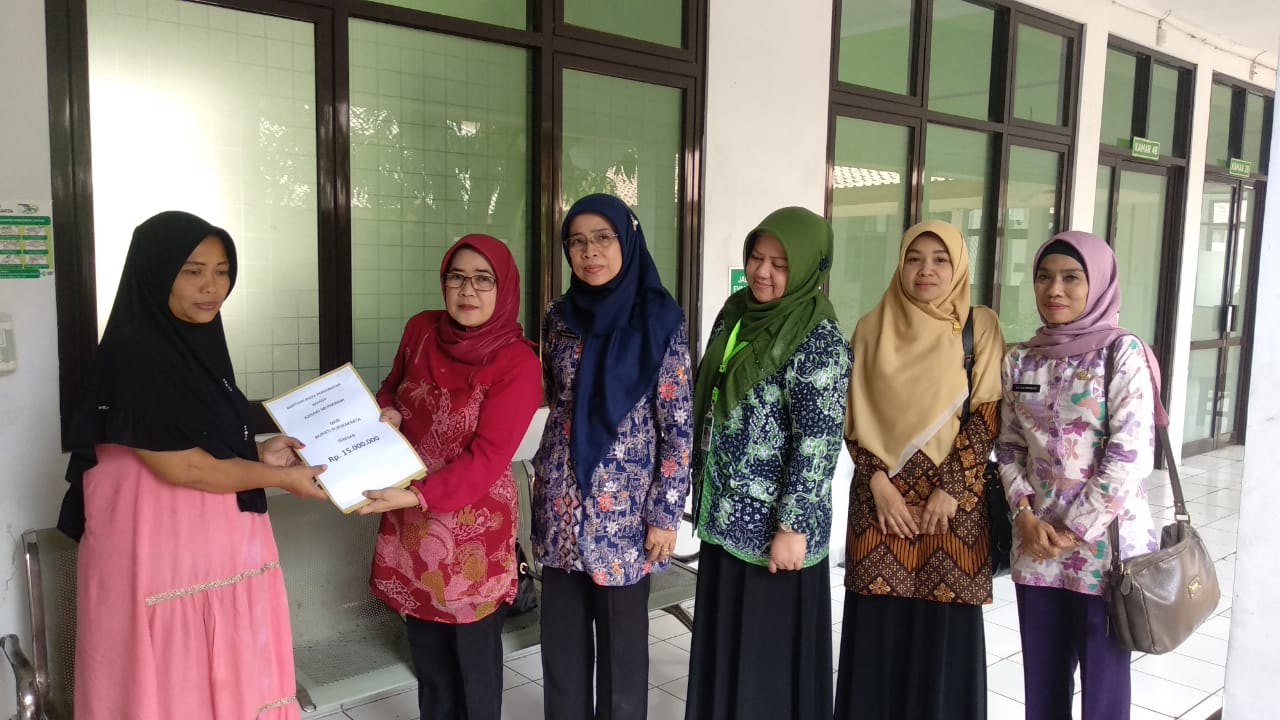 PEMKAB PURWAKARTA BERIKAN BANTUAN PADA PASIEN PENDERITA TUMOR MATA